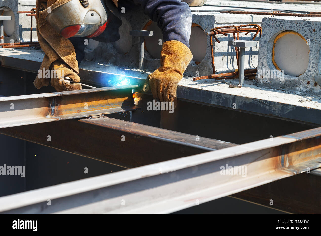 Schweißarbeiten, Schweißer Schweißen von Metall in der Schwerindustrie Fertigung Stockfoto