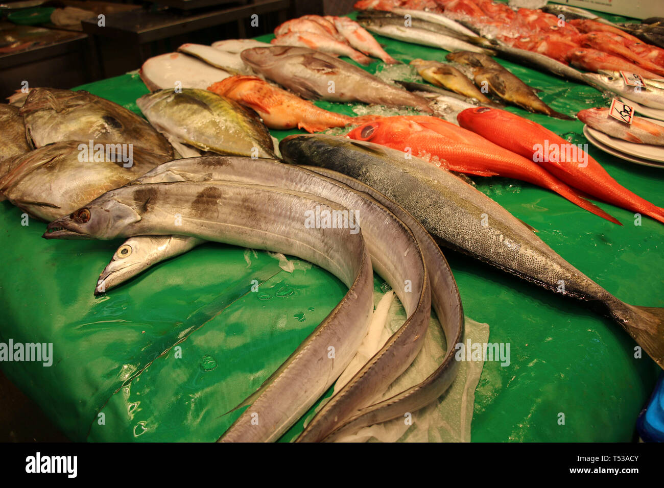 Frischen Fisch auf omicho Ichiba Markt, überdachter Lebensmittelmarkt in Kanazawa, Japan. Stockfoto