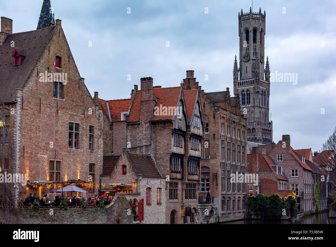 Blick auf die klassischen mittelalterlichen Gebäuden und Belfried von Brügge vom Rozenhoedkaai (Kai Rosenkranz) Kanal. Stadtbild von Brügge Straßen. Stockfoto