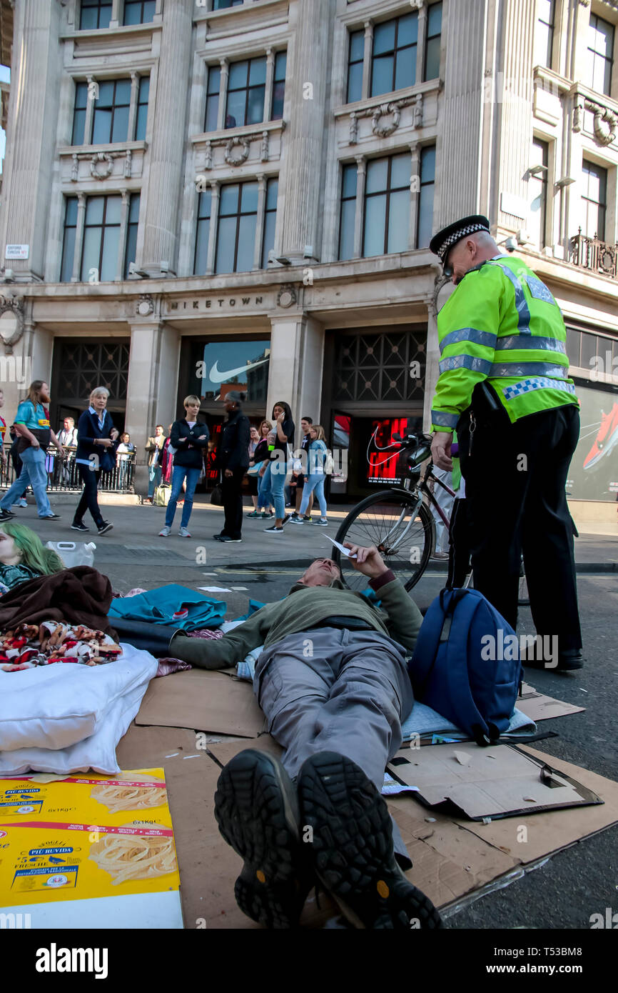 Die demonstranten am Oxford Circus in London auf die angebliche Untätigkeit der Regierung demonstrieren, mit dem Klimawandel zu beschäftigen. Stockfoto