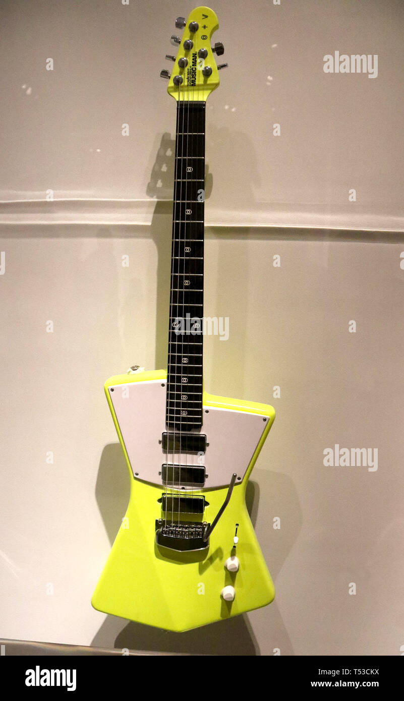 April 20, 2019 - New York City, New York, USA - ST. VINCENT HHH E-Gitarre auf Anzeige an der 'Play It Loud: die Instrumente von Rock und Roll' Ausstellung im Metropolitan Museum of Art (Credit Bild: © Nancy Kaszerman/ZUMA Draht) Stockfoto