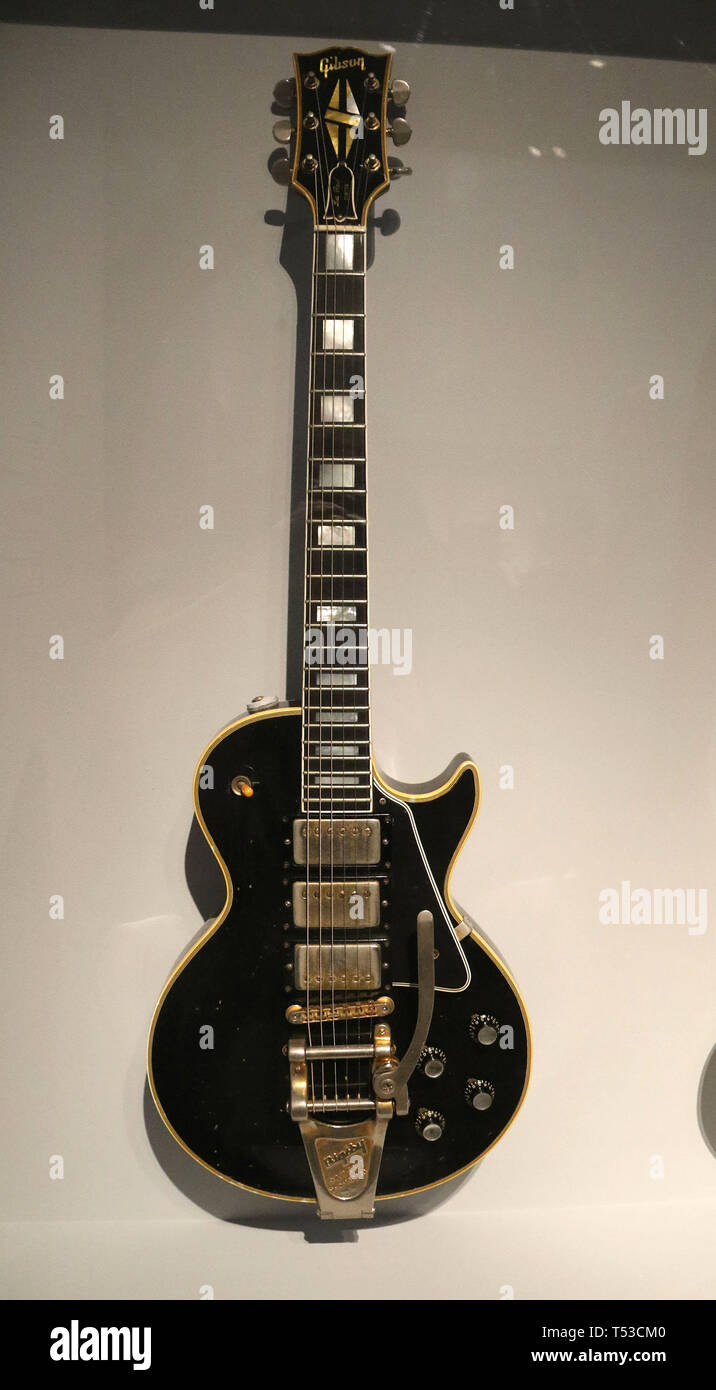 April 20, 2019 - New York City, New York, USA - LES PAUL CUSTOM Gibson Gitarre von Jimmy Page, auf der die "Play It Loud: die Instrumente von Rock und Roll' Ausstellung im Metropolitan Museum of Art die Gitarre war's Seite main Gitarre von 1962-1967 und von der Minneapolis-Saint Paul Airport im April 1970, als Seite nahm es nach Amerika für eine Tour zum ersten Mal gestohlen. Die Gitarre wurde am 12. November 2015 zurück. (Bild: © Nancy Kaszerman/ZUMA Draht) Stockfoto