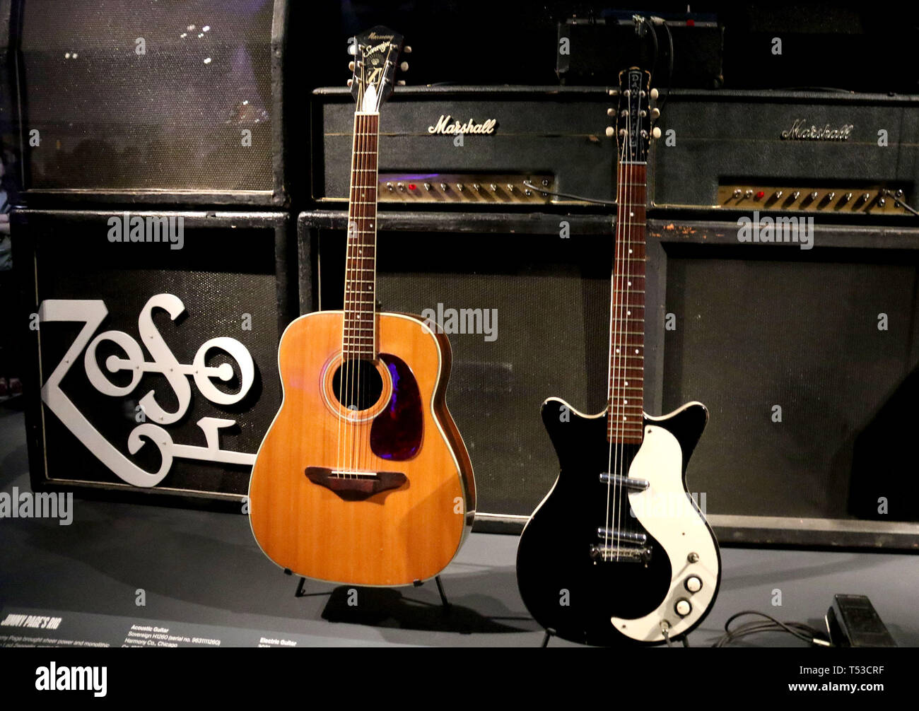 April 20, 2019 - New York City, New York, USA - Jimmy'S SEITE RIG akustischer und elektrischer Gitarre, die auf der 'Play It Loud: die Instrumente von Rock und Roll' Ausstellung im Metropolitan Museum of Art (Credit Bild: © Nancy Kaszerman/ZUMA Draht) Stockfoto