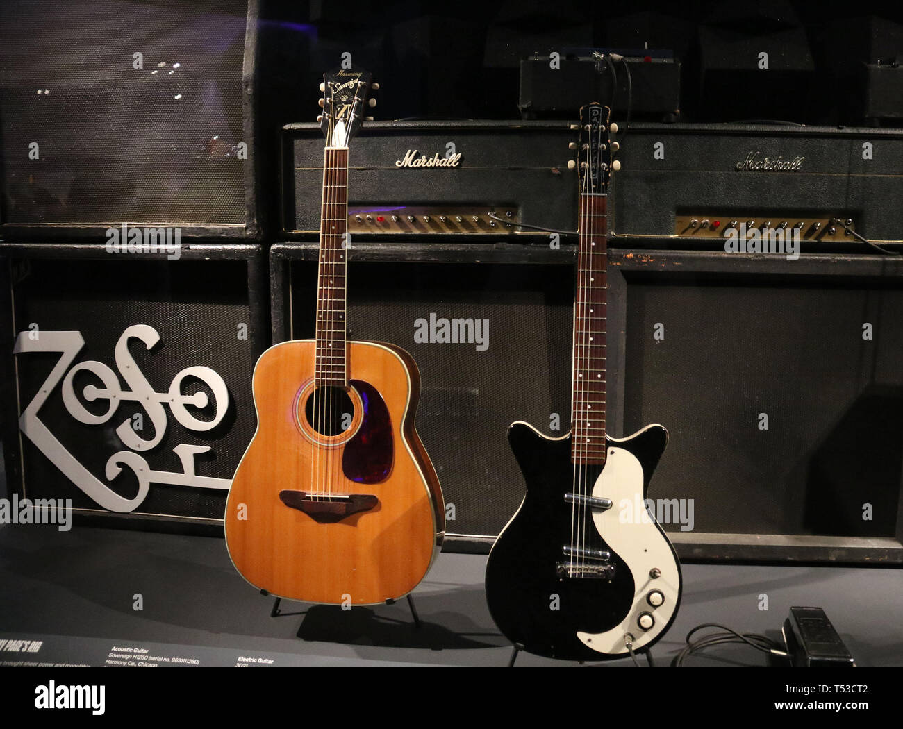 April 20, 2019 - New York City, New York, USA - Jimmy'S SEITE RIG akustischer und elektrischer Gitarre, die auf der 'Play It Loud: die Instrumente von Rock und Roll' Ausstellung im Metropolitan Museum of Art (Credit Bild: © Nancy Kaszerman/ZUMA Draht) Stockfoto