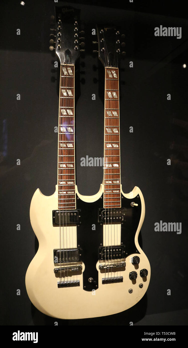 April 20, 2019 - New York City, New York, USA - EDS-1275 DOPPEL-NECK Gibson E-Gitarre von Don Felder der Eagles besessen und benutzt auf der iconic Song 'Hotel California' auf der 'Play It Loud: die Instrumente von Rock und Roll' Ausstellung im Metropolitan Museum of Art (Credit Bild: © Nancy Kaszerman/ZUMA Draht) Stockfoto