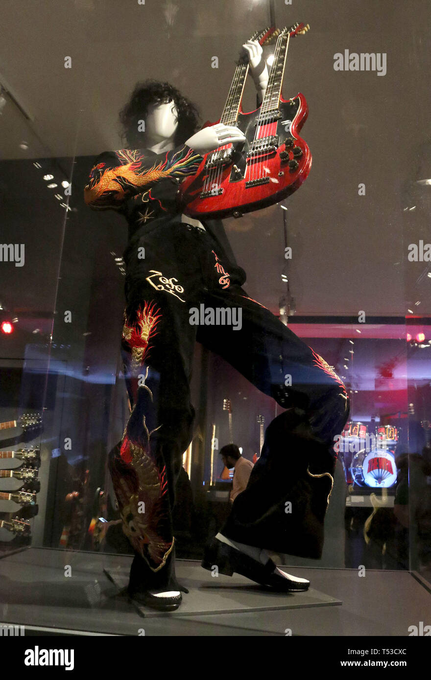April 20, 2019 - New York City, New York, USA - JIMMY PAGE'S 'Dragon Suit' und seine EDS-1275 GIBSON DOPPELHALS Gitarre bei LED ZEPPELIN auf Anzeige an der 'Play It Loud verwendet: die Instrumente von Rock und Roll' Ausstellung im Metropolitan Museum of Art (Credit Bild: © Nancy Kaszerman/ZUMA Draht) Stockfoto