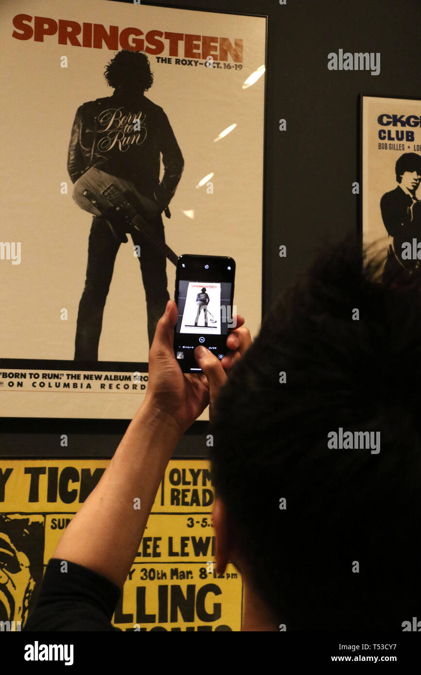 April 20, 2019 - New York City, New York, USA - ein Museum goer nimmt ein Foto eines BRUCE SPRINGSTEEN Konzert Poster auf Anzeige an der 'Play It Loud: die Instrumente von Rock und Roll' Ausstellung im Metropolitan Museum of Art (Credit Bild: © Nancy Kaszerman/ZUMA Draht) Stockfoto