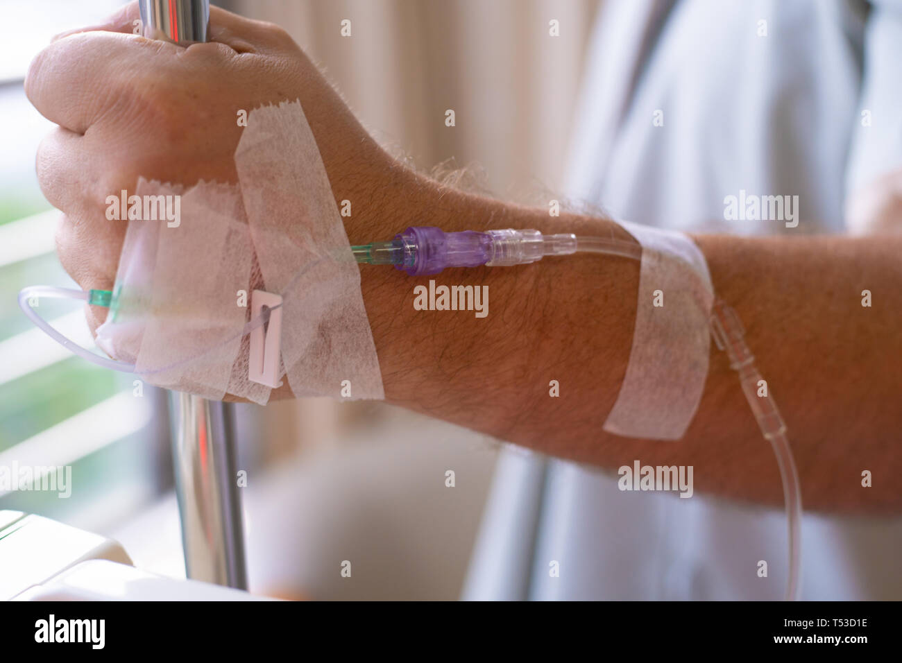 Close-up. Männliche hand mit Tropfer während der Chemotherapie in einem Krankenhaus. Hand mit einem Dropper. Gesundheit ist ein Thema der Gesundheit und Heilung Stockfoto