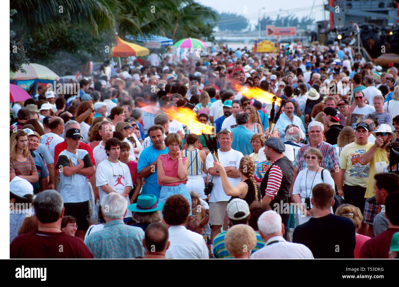 Florida Keys Key West Mallory Dock Menschenmassen versammeln sich sammelt, Sonnenuntergang Straße Performer Straßenmusiker Busking Tipps Entertainer Entertainer unterhaltsam, fl Stockfoto