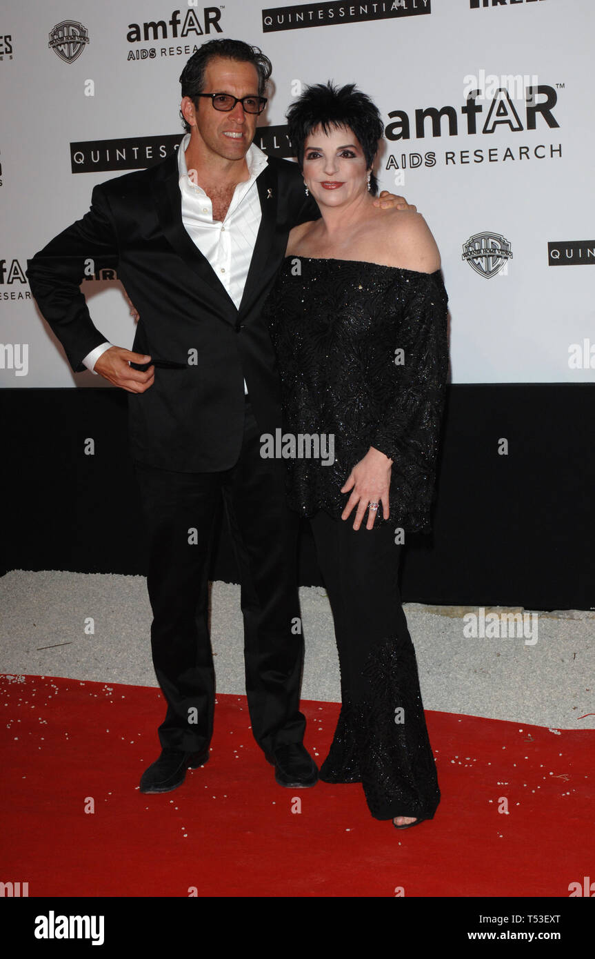 CANNES, Frankreich. 19. Mai 2005: Schauspielerin/Sängerin Liza Minnelli mit Modedesigner & amfAR Vorsitzender KENNTH COLE an der amfAR Cinema Against AIDS Gala im Moulin de Mougins Restaurant im Süden von Frankreich. Tha Gala ist eine der wichtigsten Veranstaltungen auf der 58. jährlichen Film Festival de Cannes. © 2005 Paul Smith/Featureflash Stockfoto