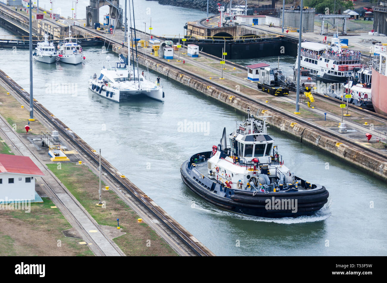 Schiffe, die im Transit durch den Panama Kanal Stockfoto