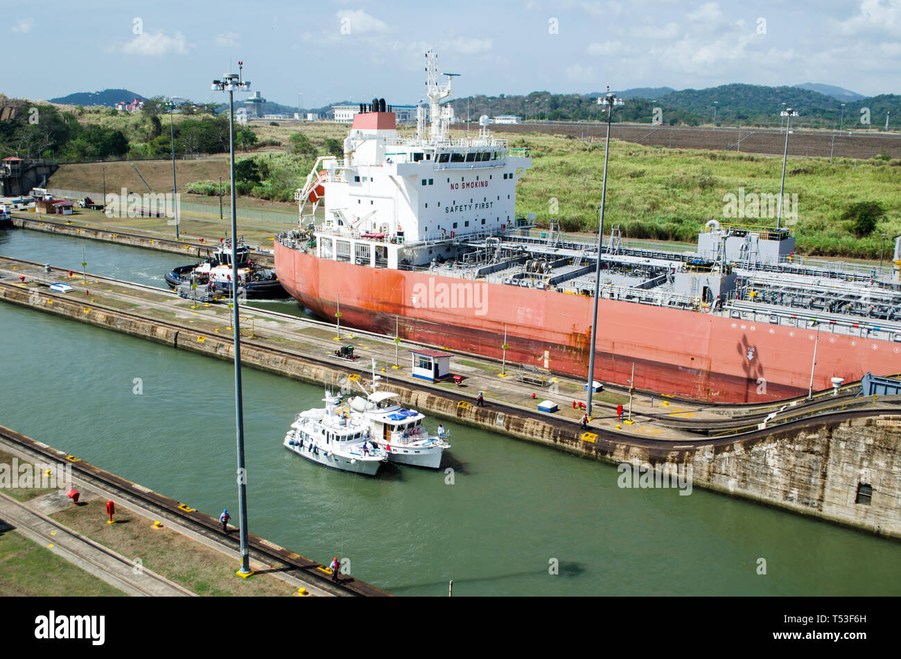 Schiffe, die im Transit durch den Panama Kanal Stockfoto