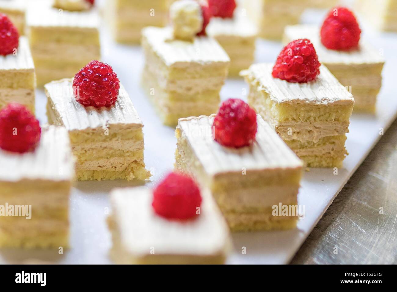 In der Nähe von raspberrys auf Kuchen oder süßes Dessert Schichten auf einem luxuriösen gourmet Buffet. Stockfoto