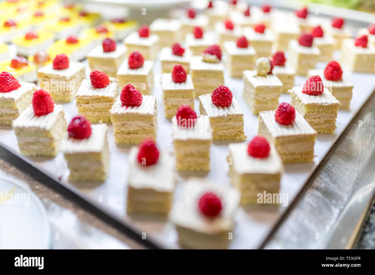 In der Nähe von raspberrys auf Kuchen oder süßes Dessert Schichten auf einem luxuriösen gourmet Buffet. Stockfoto