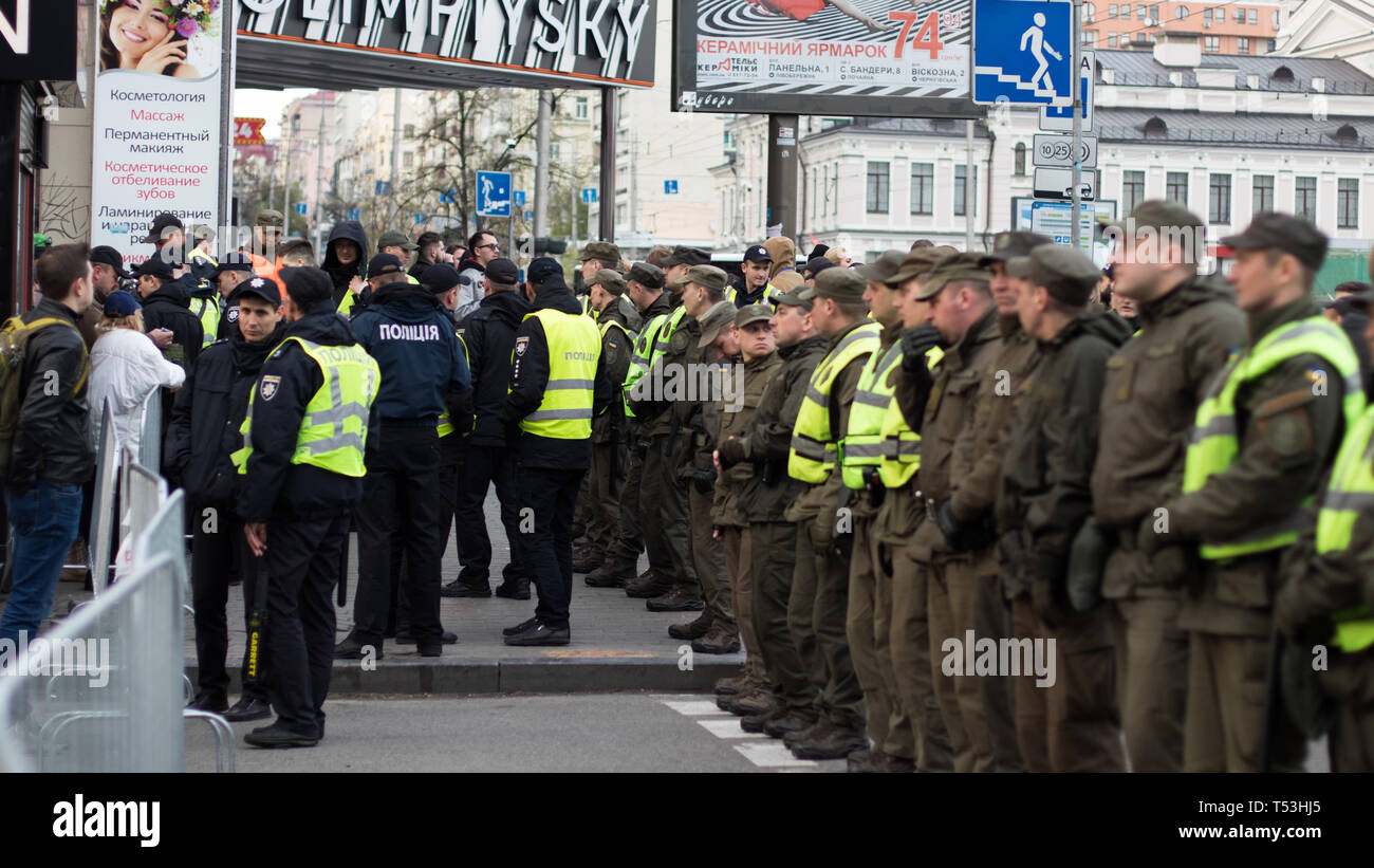 Polizei Zeile bewacht den Eingang zu dem Platz in der Nähe von Kiew Olympiyskiy Stadion am Präsidentendebatte Ereignis. Menge und Polizeikorps in Aktion. Stockfoto