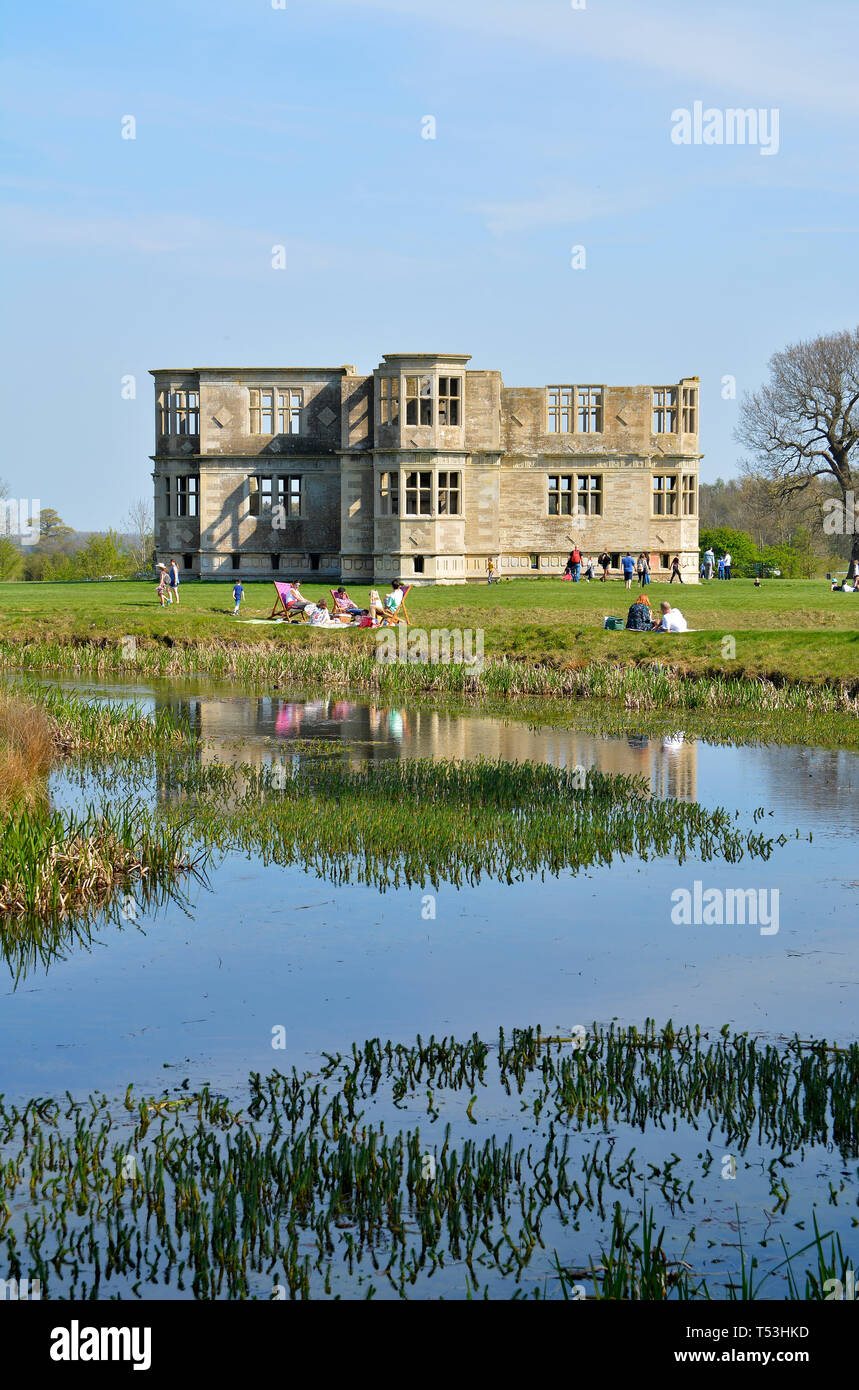 Familien Picknick an Lyveden New Bield und See, Northamptonshire, Großbritannien Stockfoto