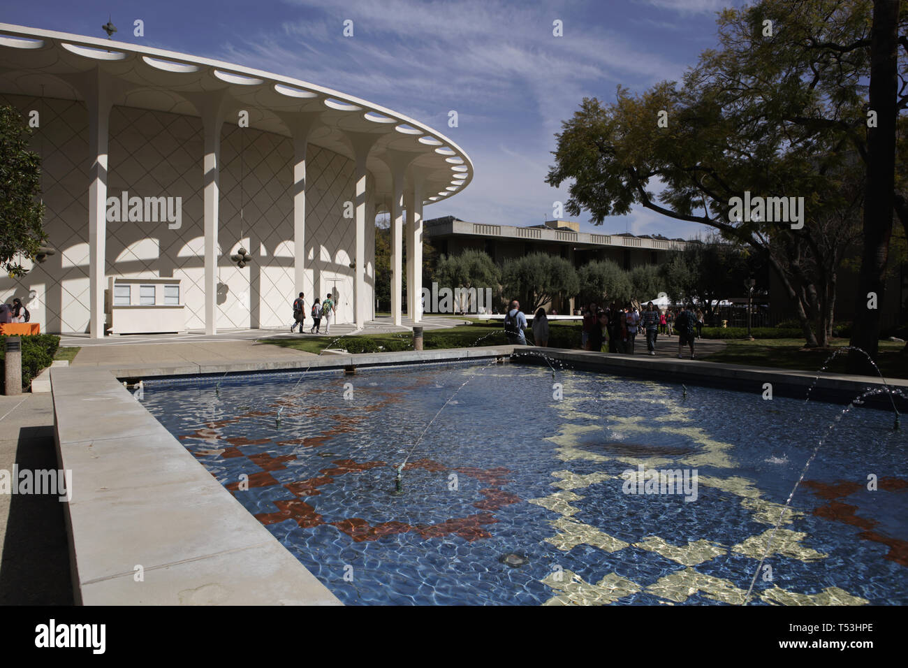 Caltech Campus, Beckman Auditorium und Pool Stockfoto