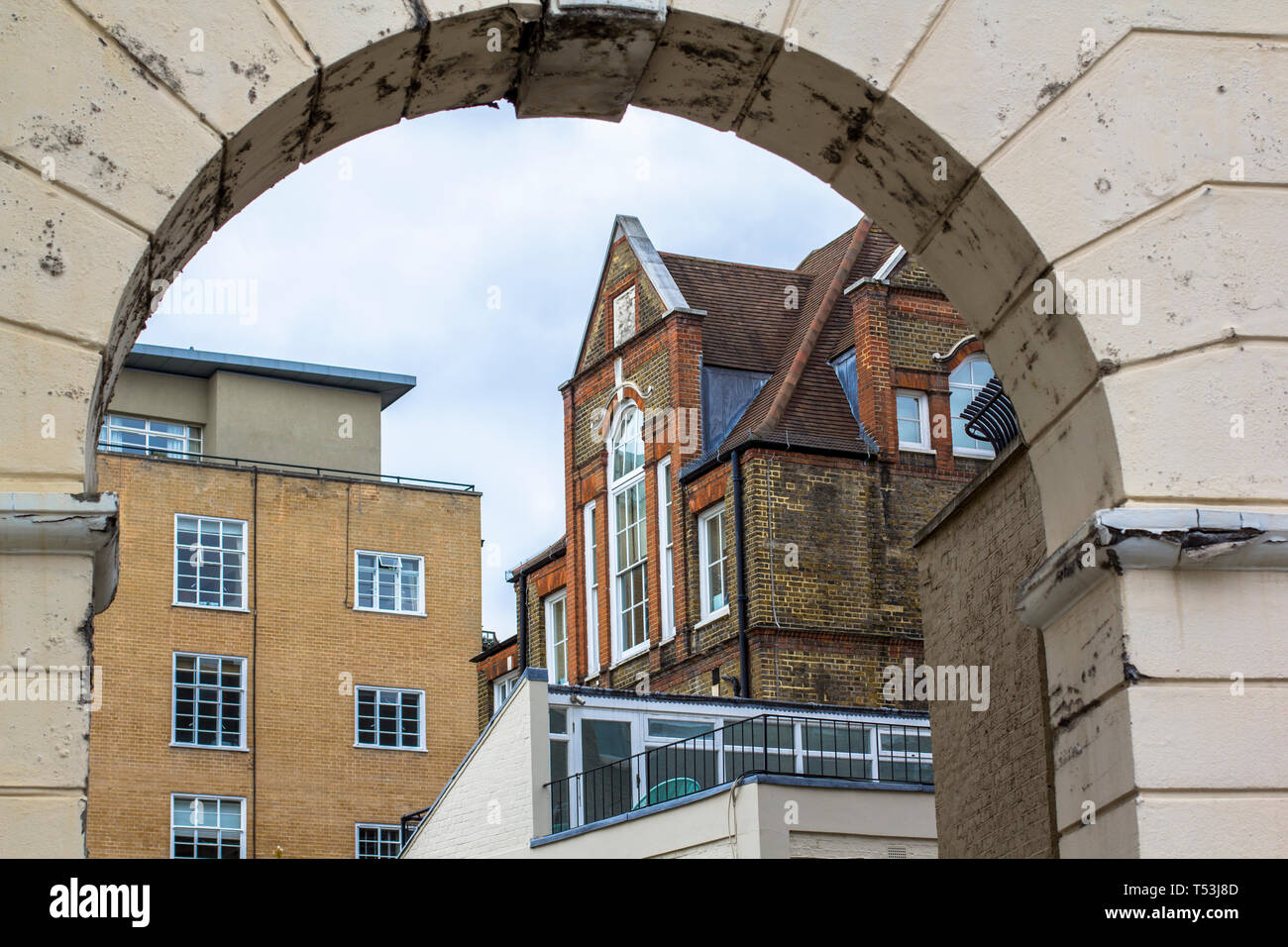Brick Multi Level Haus Mit Schonen Grossen Fenstern Bild Durch Den