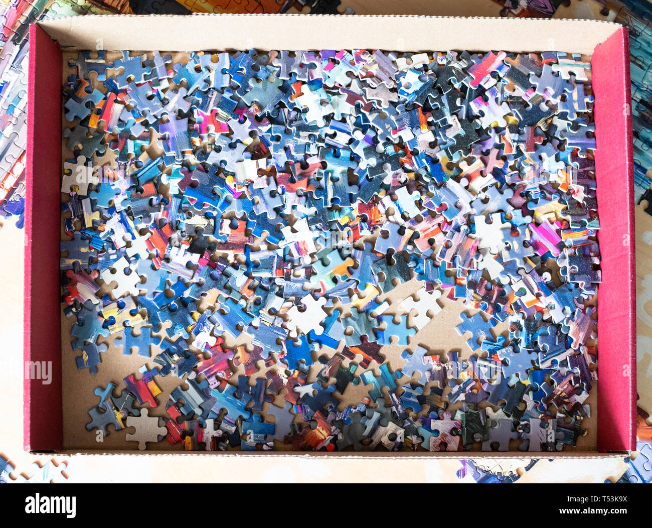 Ansicht von oben demontiert Puzzle Stück in Box auf Tisch Stockfoto
