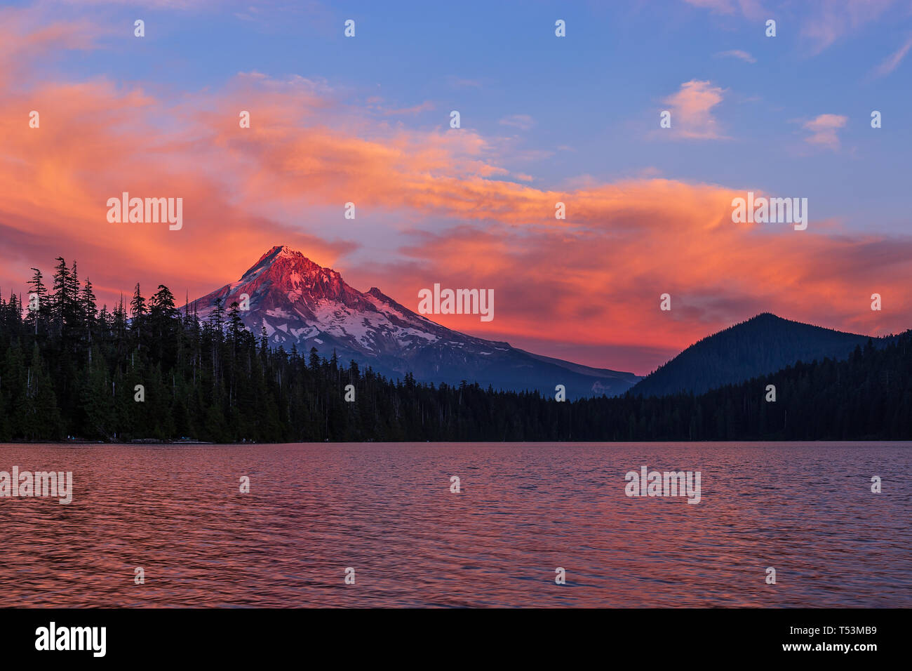Malerische Landschaft mit Mt. Kapuze bei Sonnenuntergang von Lost Lake, Oregon, USA Stockfoto