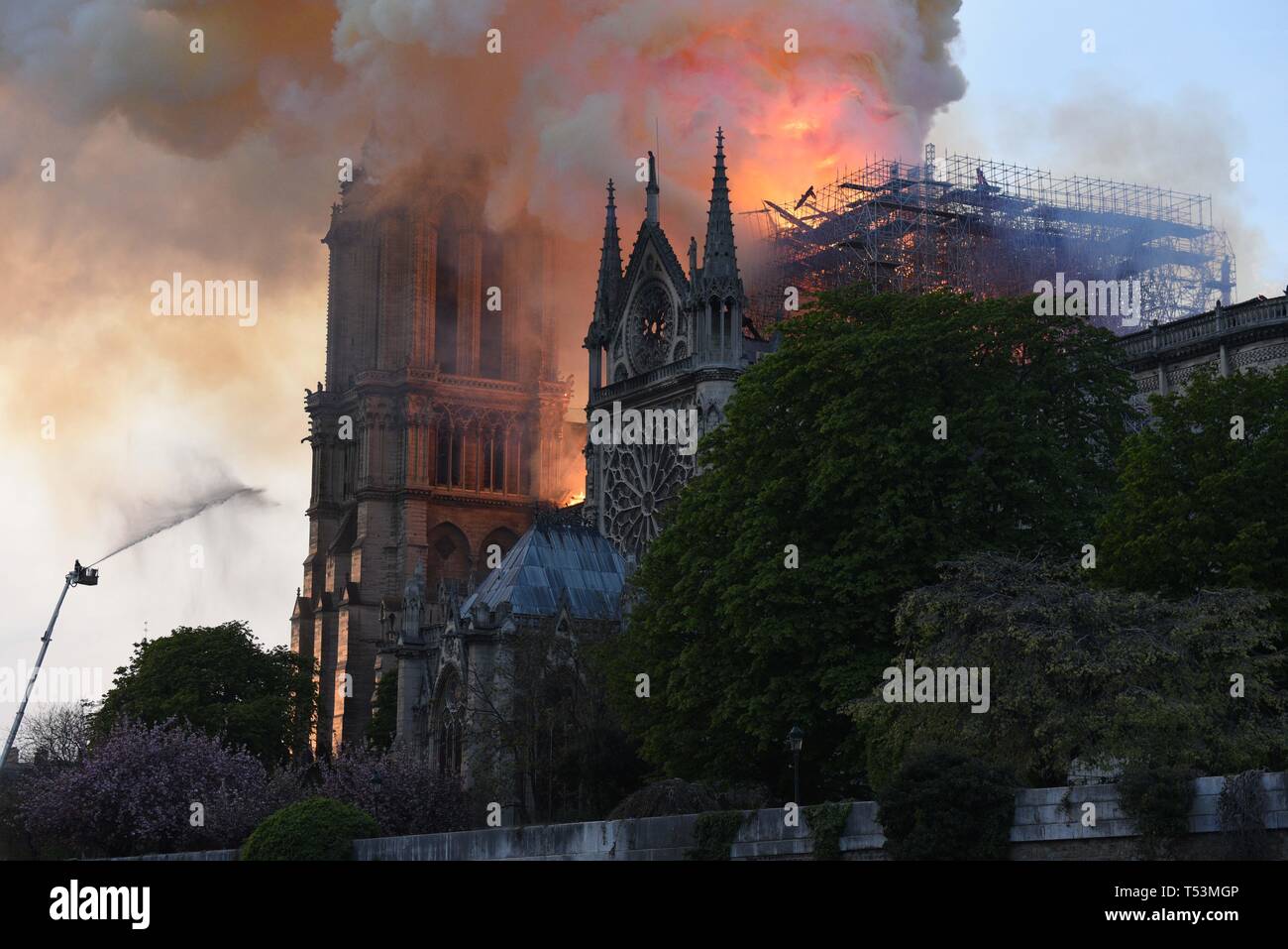 *** Frankreich / STRENG KEINE VERKÄUFE IN DEN FRANZÖSISCHEN MEDIEN *** April 15, 2019 - Paris, Frankreich: Feuerwehrleute ein großes Feuer an der Kathedrale Notre Dame von Paris Regenschauer. Stockfoto