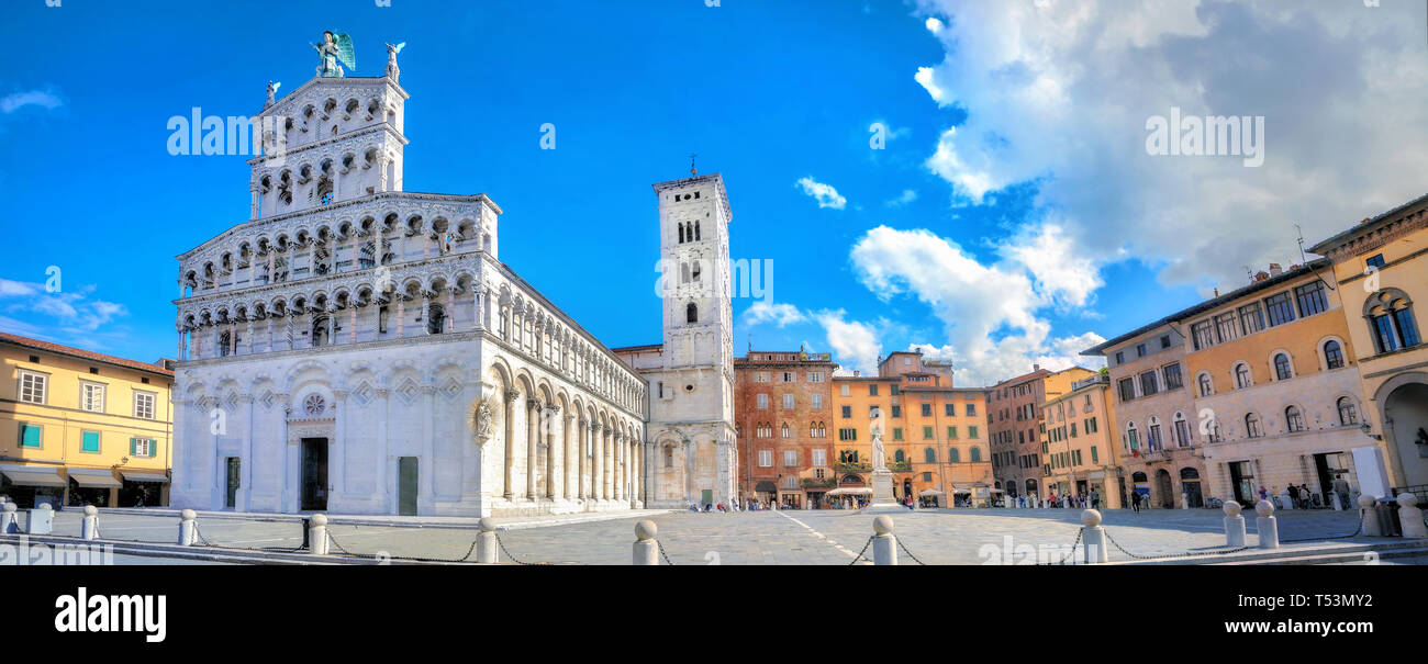 Panoramablick auf die mittelalterliche Kirche San Michele, Piazza San Michele Lucca. Toskana, Italien Stockfoto
