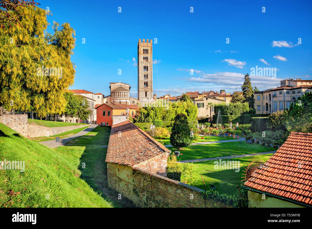 Stadtbild mit Basilika di San Frediano und Gärten des Palazzo Pfanner in der mittelalterlichen Stadt Lucca. Toskana, Italien Stockfoto
