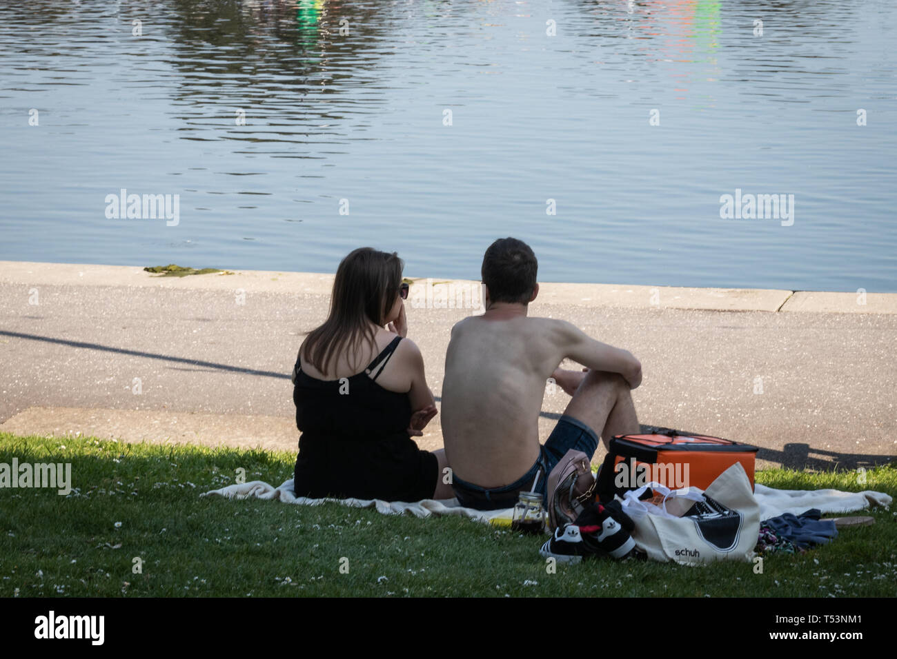 Ein Paar genießt die Bank Holiday Sun in der lokalen Park Stockfoto