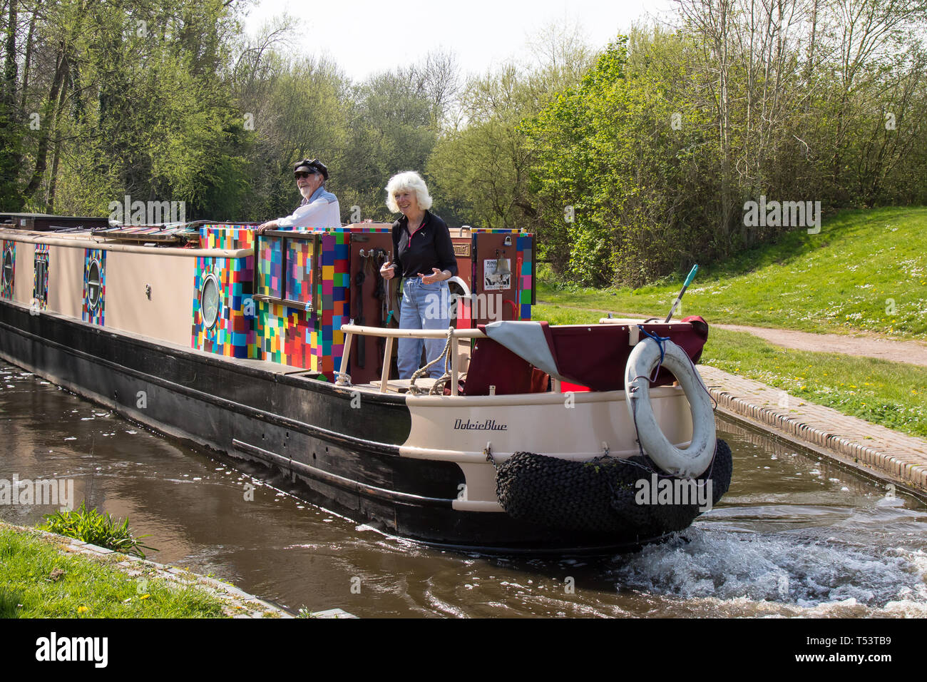Ein pensionierter kaukasischer Pärchen, der an einem sonnigen Morgen im Frühling das Leben auf den britischen Kanälen an Bord ihres britischen Schmalboot-Kanals genießt. Stockfoto