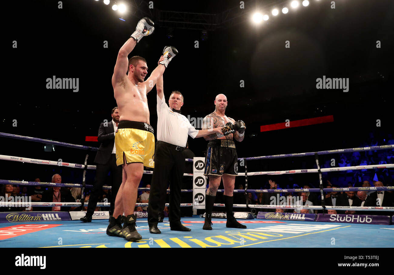 David Allen wirft seine Arme nach seinem Sieg gegen Lucas Browne in die Heavyweight Wettbewerb an der O2-Arena, London zu gewinnen. Stockfoto