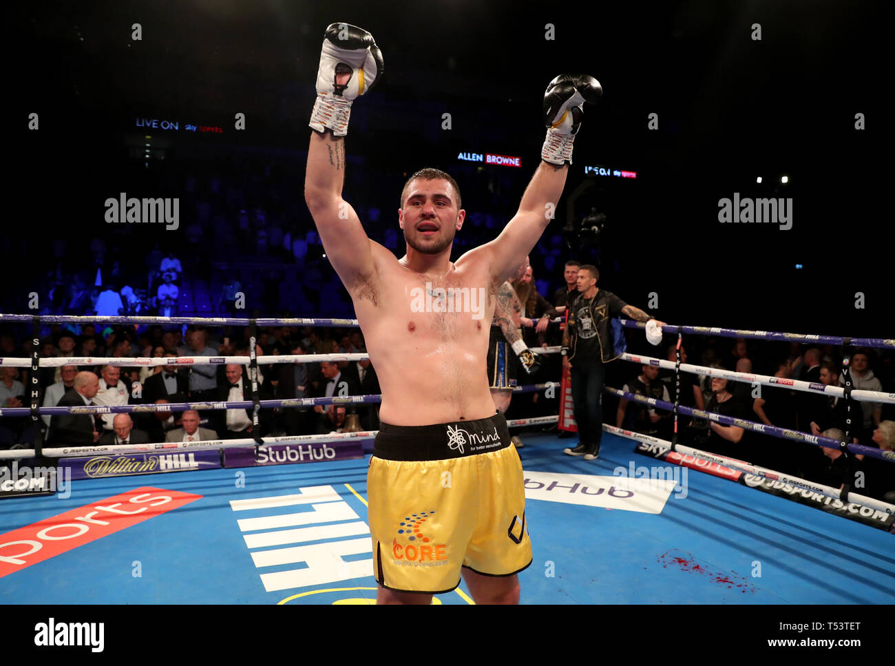 David Allen wirft seine Arme nach seinem Sieg gegen Lucas Browne in die Heavyweight Wettbewerb an der O2-Arena, London zu gewinnen. Stockfoto