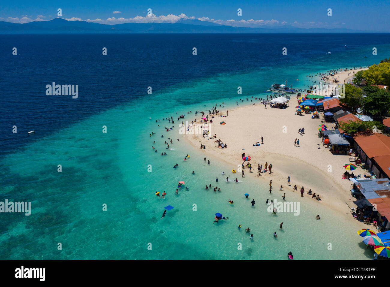 Luftaufnahme der Küste entlang Moalboal, Cebu - Strand bekannt als Basdaku White Beach.Bild aufgenommen während der Karwoche Wochenende April 2019 w Stockfoto
