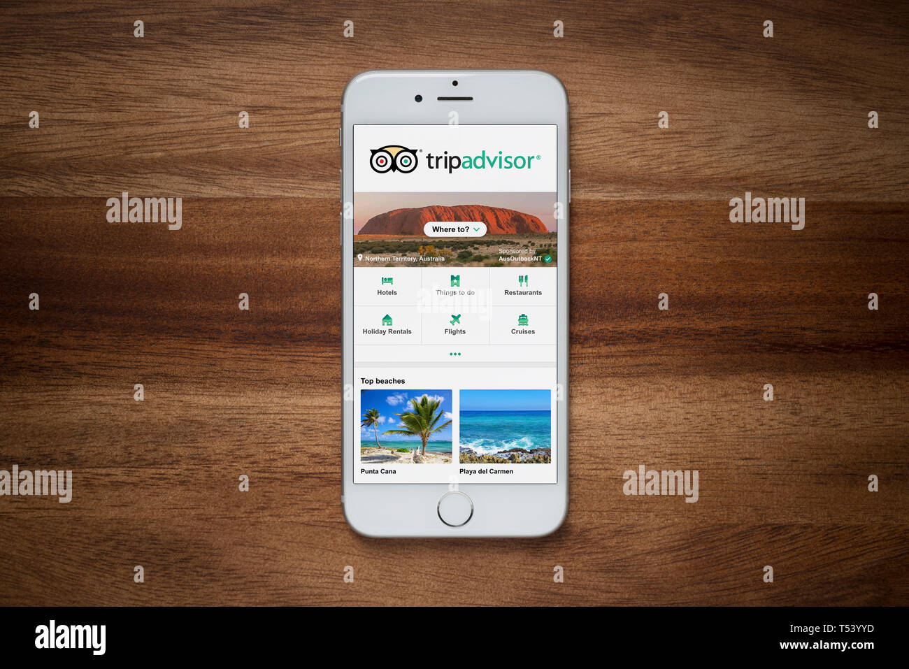 Ein iPhone zeigt die Tripadvisor Website beruht auf einem einfachen Holztisch (nur redaktionelle Nutzung). Stockfoto