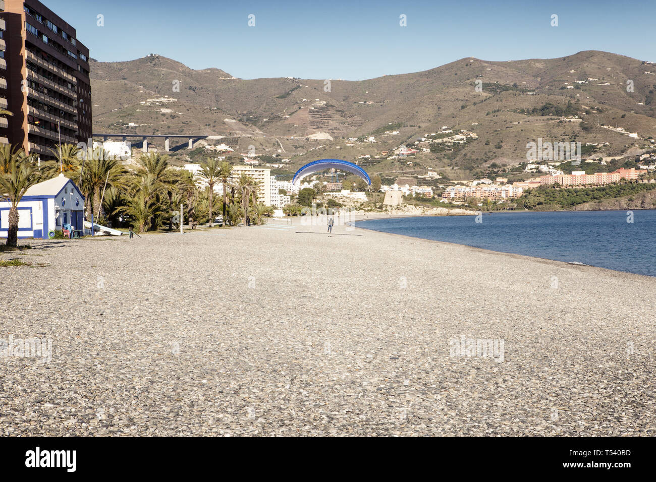 Gleitschirm unten am Strand in Almunecar Spanien Land Stockfoto