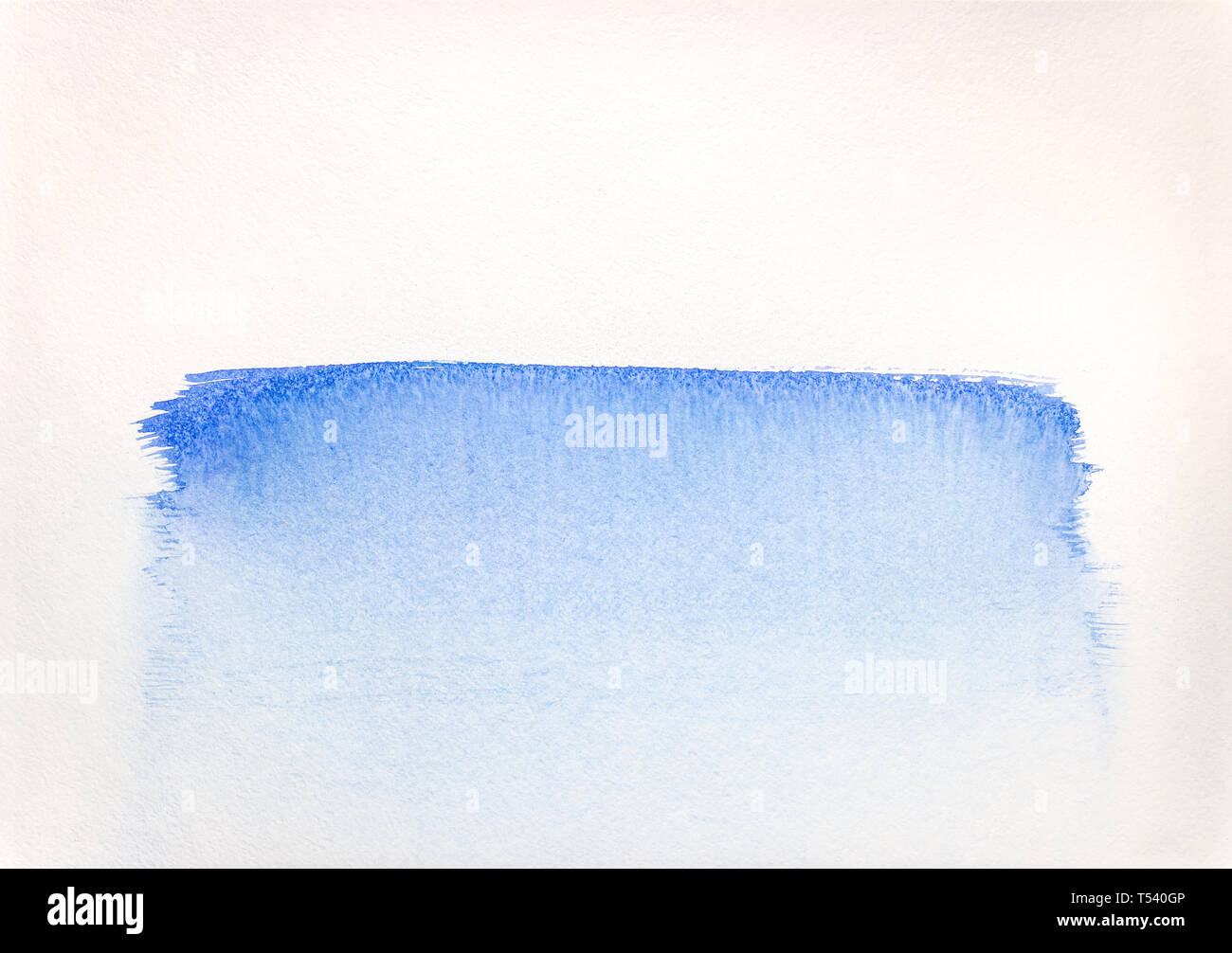 Hand gezeichneten blauen Farbverlauf auf Aquarellpapier. Abstrakte aquarelle Hintergrund Stockfoto