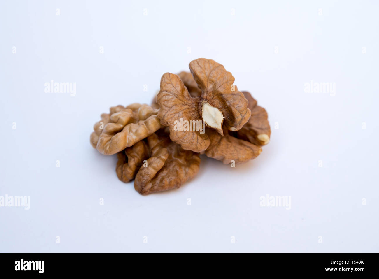 Isolierte Muttern Muster weißen Hintergrund. Close-up von Walnusskernen. Stockfoto