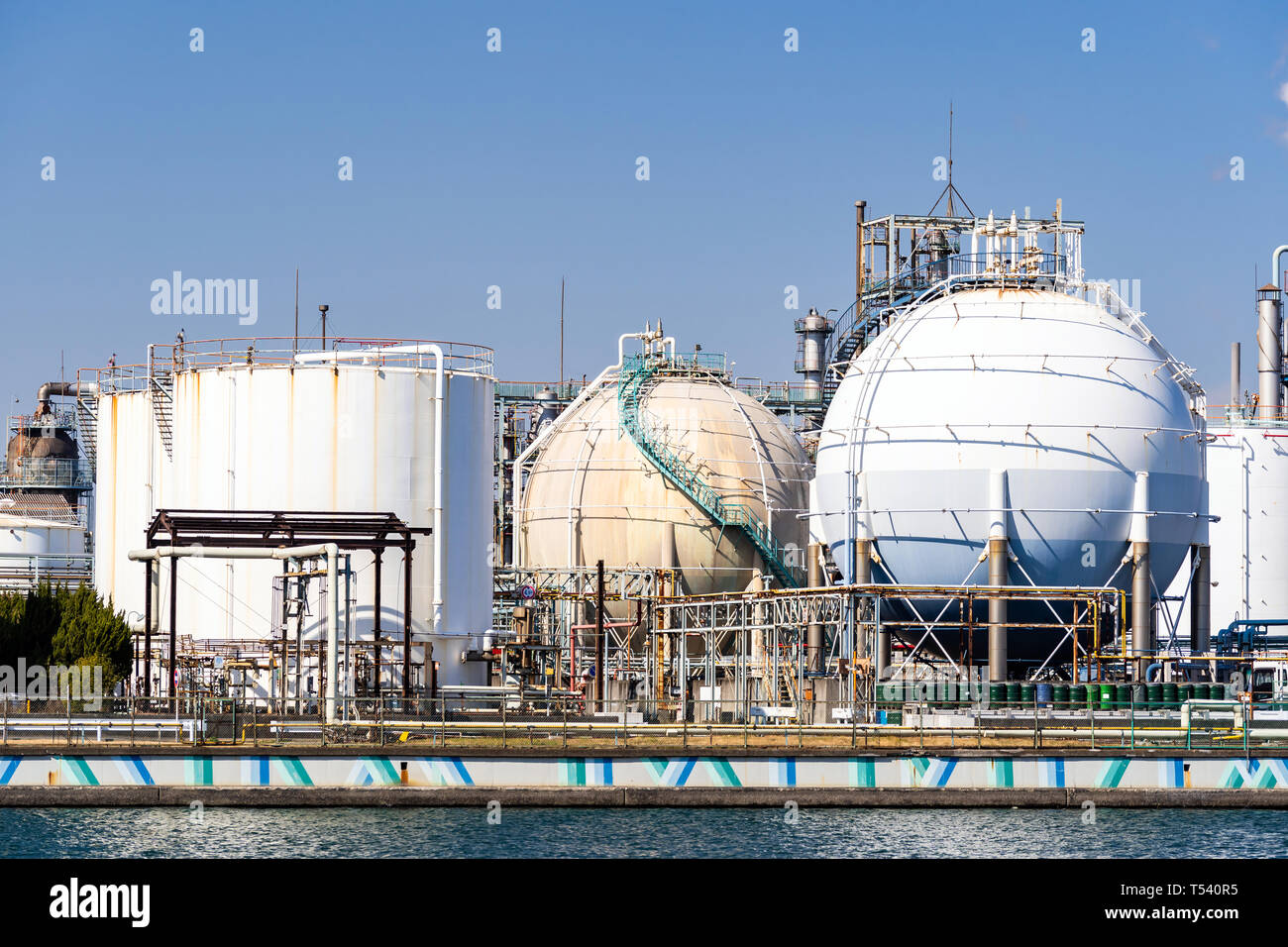 Chemische Fabrik Anlage mit Gas Storage und die Struktur der Pipeline mit Rauch aus dem Schornstein in Kawasaki City in der Nähe von Tokyo Japan Stockfoto