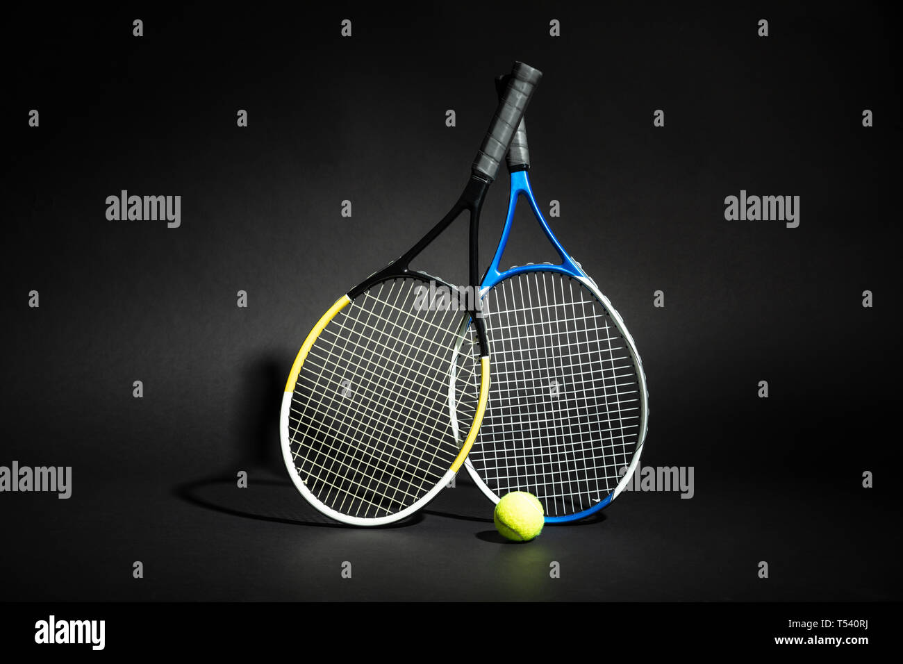 Nahaufnahme der Tennisschläger mit grüner Ball auf der Rückseite Hintergrund Stockfoto