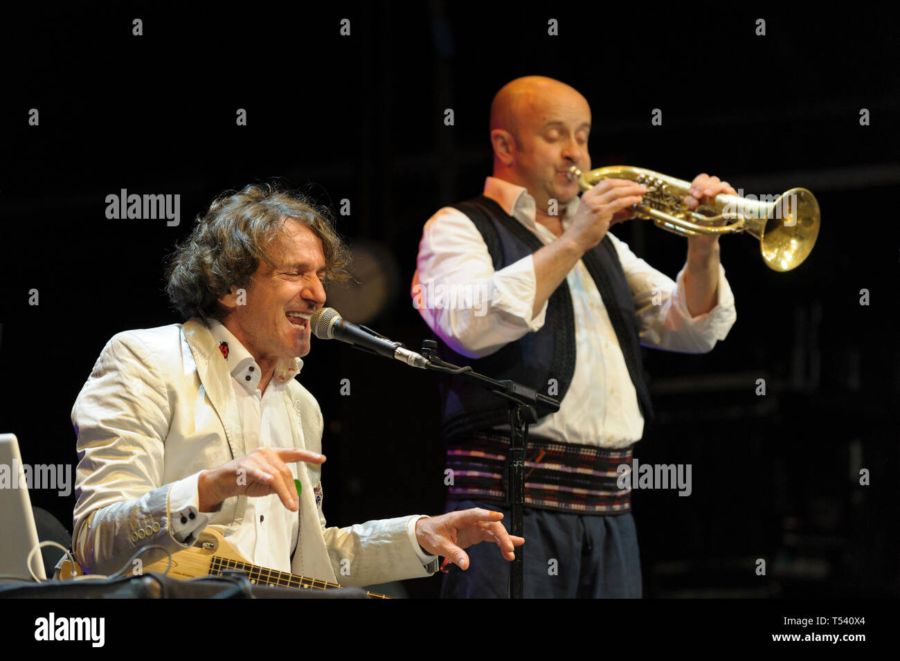 Balkan Komponist Goran Bregovic mit seiner Hochzeit und Beerdigung Orchester im WOMAD-Festival, Charlton Park, UK, 25. Juli 2014. Stockfoto