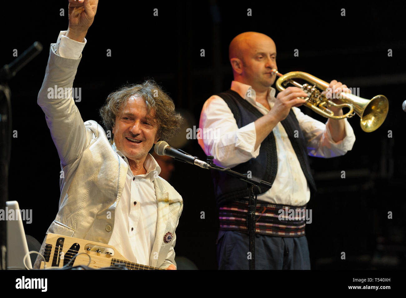 Balkan Komponist Goran Bregovic mit seiner Hochzeit und Beerdigung Orchester im WOMAD-Festival, Charlton Park, UK, 25. Juli 2014. Stockfoto