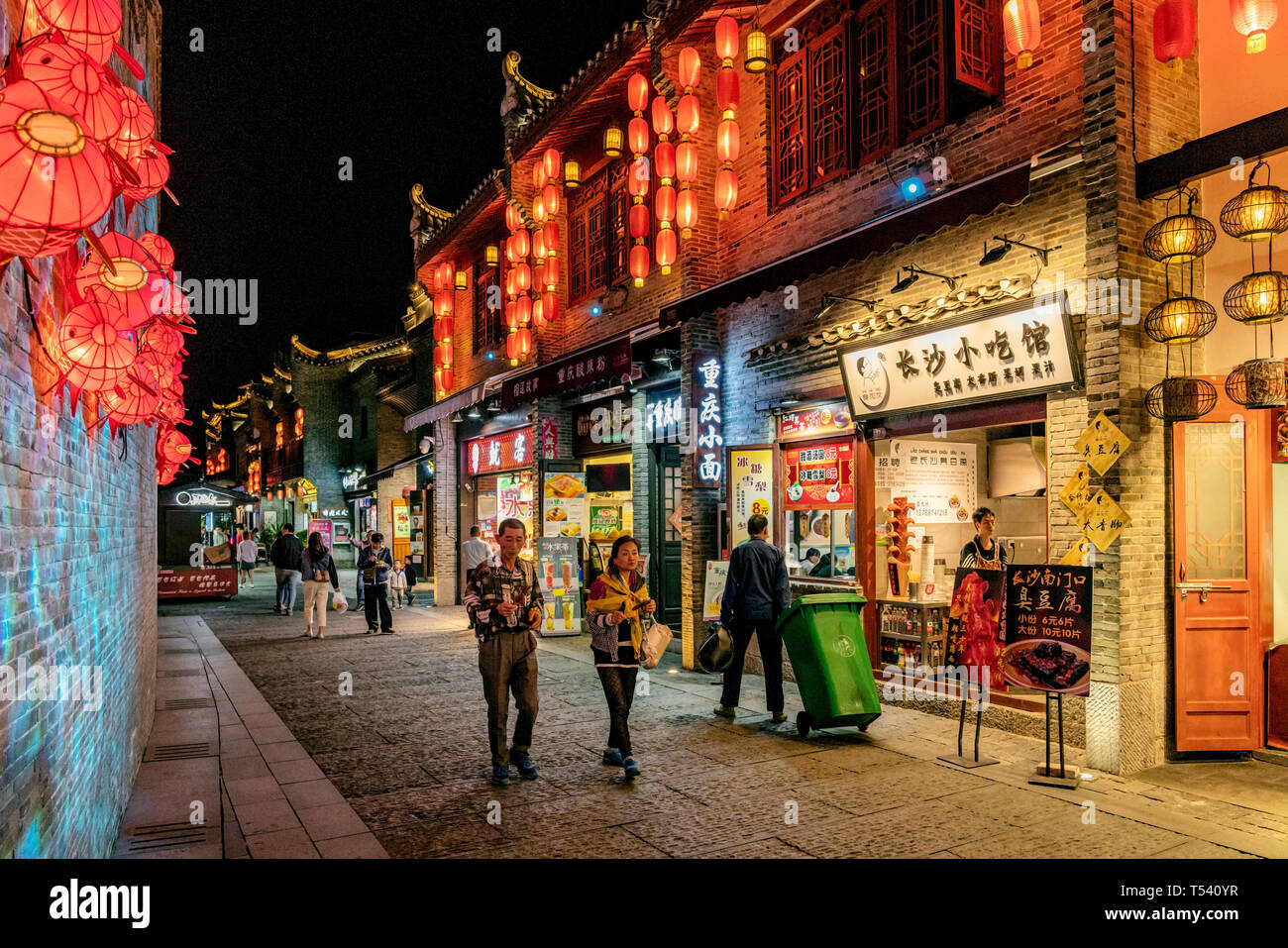 GUILIN, CHINA - November 01: Dies ist eine Einkaufsstraße mit traditionellen chinesischen Gebäuden nahe der Fußgängerzone Zhengyang Stret am November 01, 2018 in Guil Stockfoto