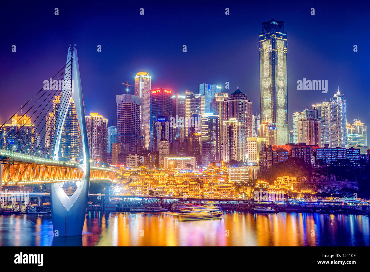 CHONGQING, CHINA - 02. NOVEMBER: Nachtansicht der Chongqing City Skyline und der Qiansimen Brücke auf der Jialing am 02 November, 2018 in Chongqi Stockfoto
