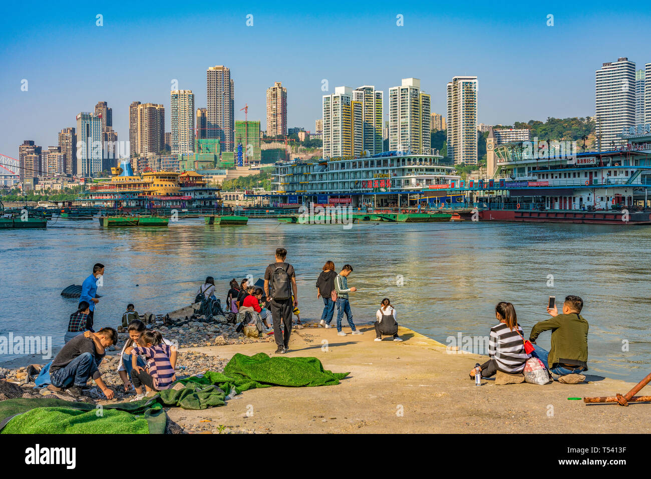 CHONGQING, CHINA - November 03: Ansicht der Menschen vor Ort von dem Fluss am Chaotianmen Docks on November 03, 2018 in Chongqing Stockfoto