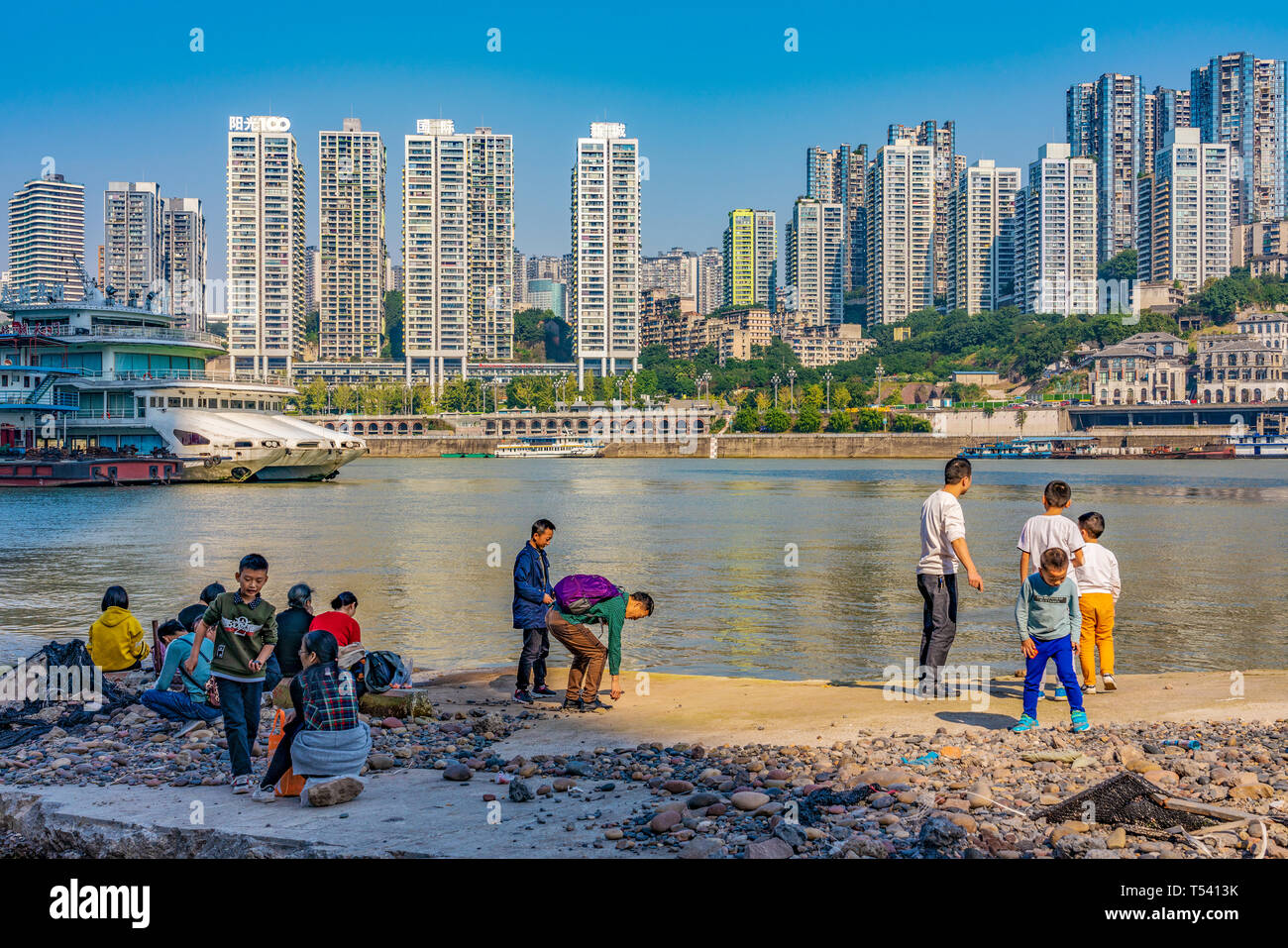 CHONGQING, CHINA - November 03: die Leute von dem Fluss am berühmten Chaotianmen Docks on November 03, 2018 in Chongqing Stockfoto