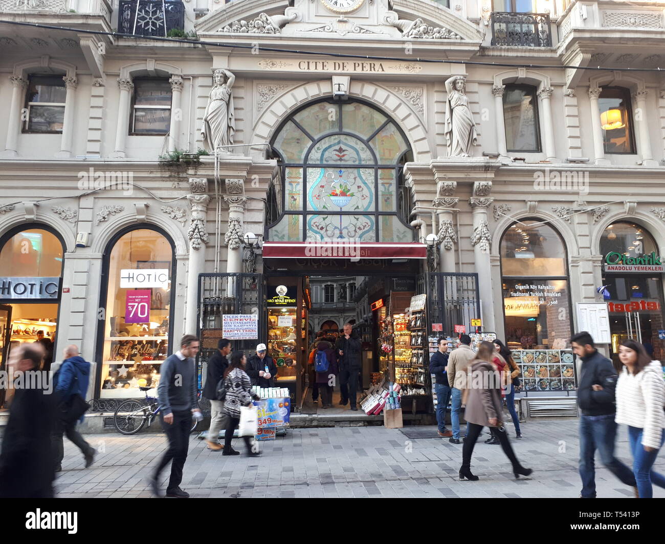 Cicek Pasaji (Cité de Péra), berühmte historische Passage, am 25. Dezember 2017 in der Istiklal Caddesi, Taksim, Beyoglu, Istanbul. Stockfoto