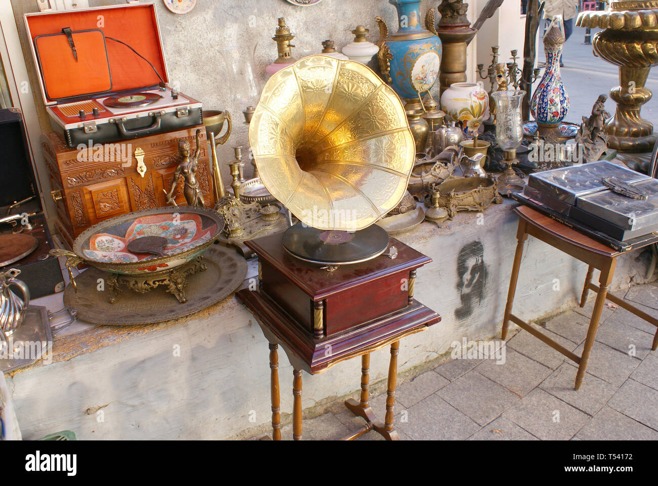 Gramophone mit antiken Waren in Istanbul Kadikoy Stockfoto