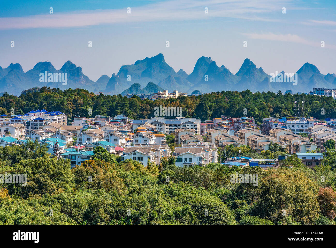 Malerische Aussicht auf die Berge und die Stadt Guilin Stockfoto
