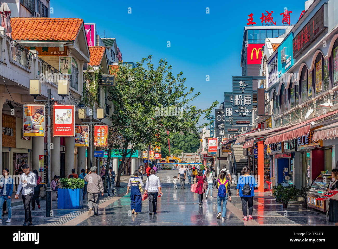 GUILIN, CHINA - 01 NOVEMBER: Dies ist zhengyang Fußgängerzone, der wichtigsten Einkaufsstraße in der Stadt Guilin am November 01, 2018 in Guilin Stockfoto