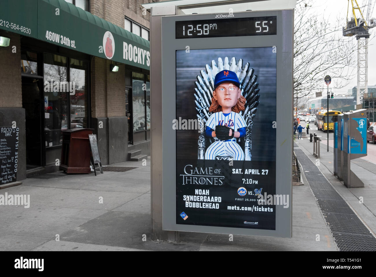 Eine Werbung für das Spiel der Throne & Noah Syndergard bobblehead Nacht. Auf einer geschützten Bus Top auf der West 34th St. in Manhattan, New York City. Stockfoto