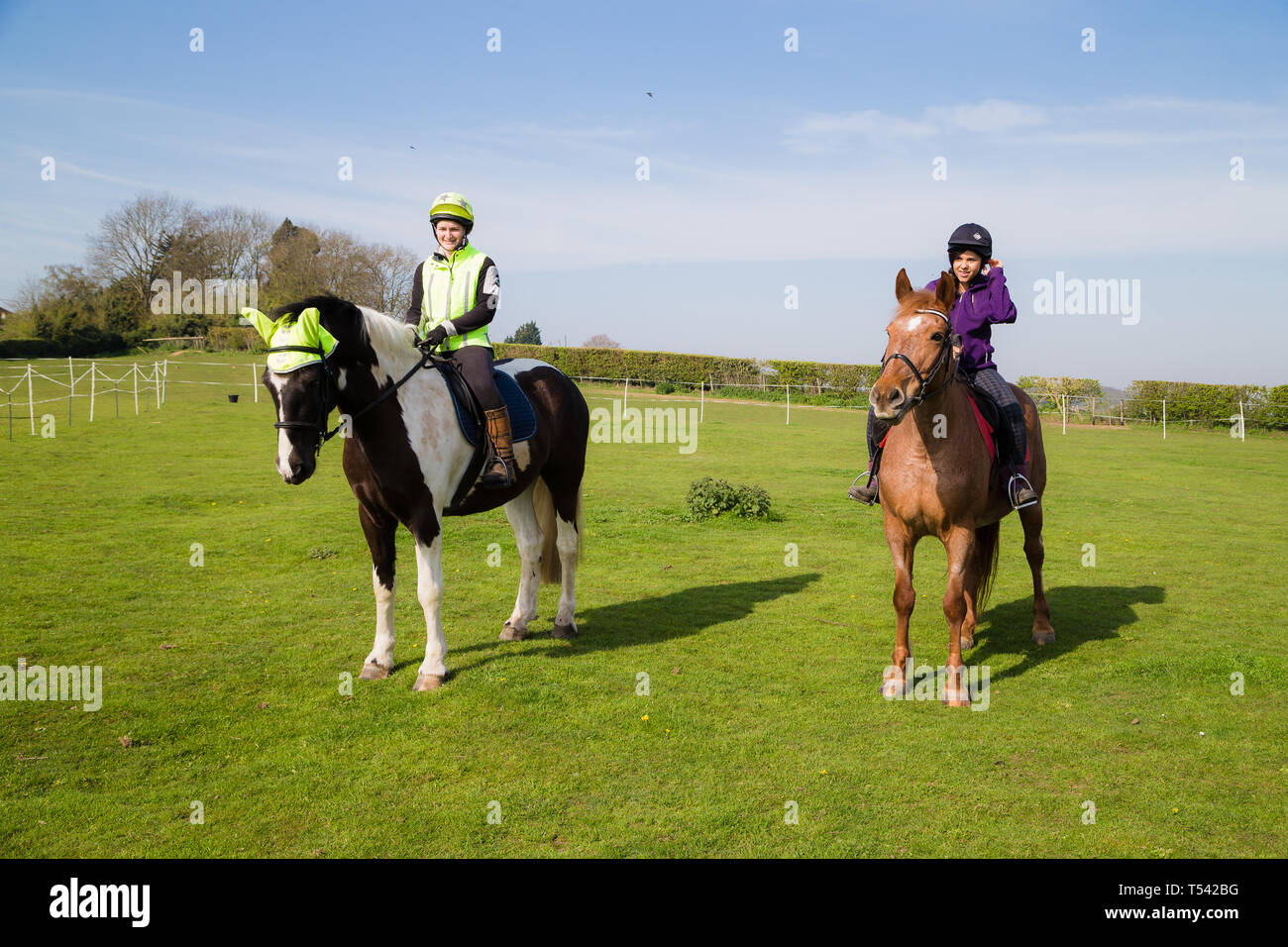 Kent. UK. Zwei Reiter gehen für ein Hack in der Landschaft auf einem schönen sonnigen Tag. Stockfoto